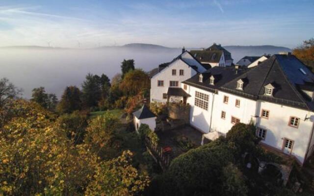 Schlosshotel Burghaus Kronenburg
