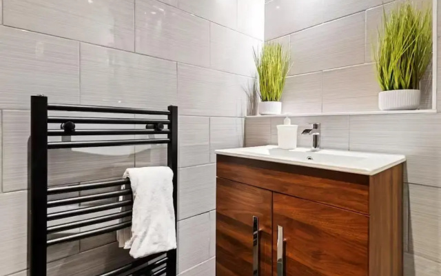 Leicester1br-wifi-modernapt-kitchen-sleeps2