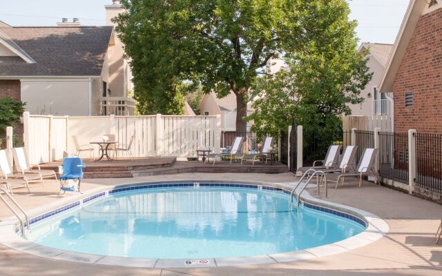 Cloverleaf Suites Kansas City - Overland Park