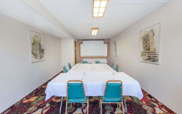 Ramada Grayling Hotel And Conference Center