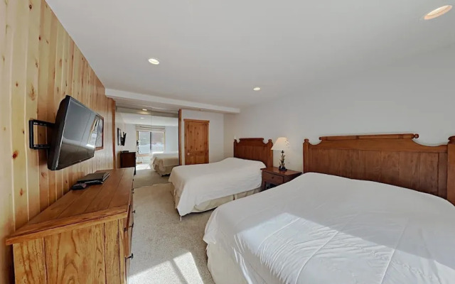 One Bedrooms At Snowbird Condos Slopeside - Free Wifi & Assigned Parking!