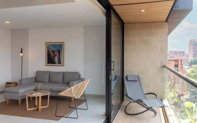 Lovely 3 BR w/ Balcony in Laureles Medellin