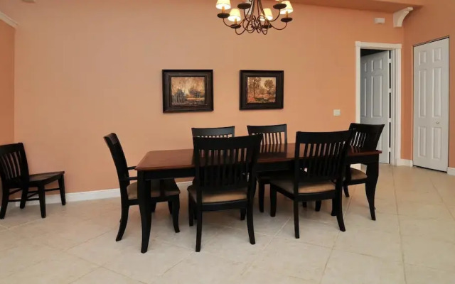 Tuscan Vacation Rental. Stylish 3-Bedroom Getaway Near Vanderbilt Beach Enjoy a Private Pool, Spacious Layout, and Modern Comforts Perfect for Families, Groups, and Pet-Friendly Stays