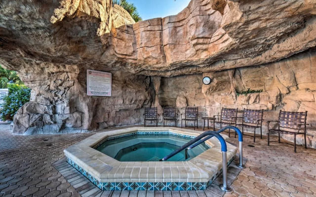 Lovely Lady Lake Home w/ Resort Amenities & Lanai!