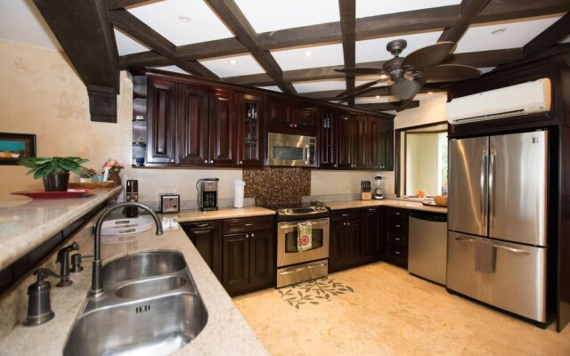 Beachfront Luxury condo with 2 swimming pool