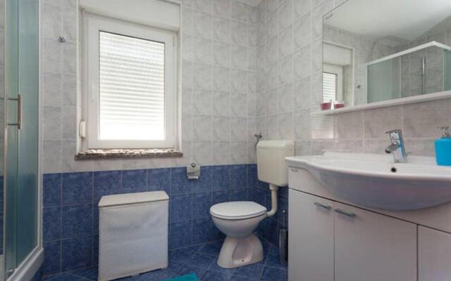 Leona Apartment