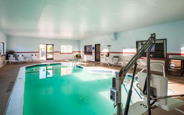 Comfort Inn & Suites North East