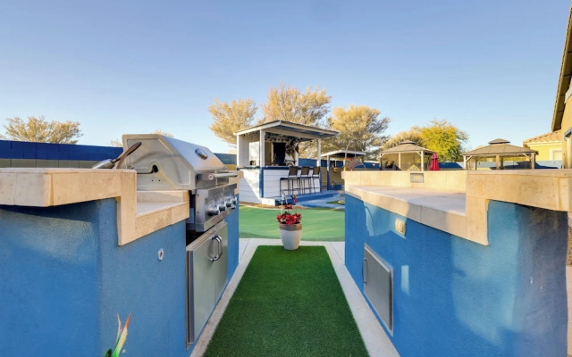 Putting Green & Hot Tub: Goodyear Retreat!