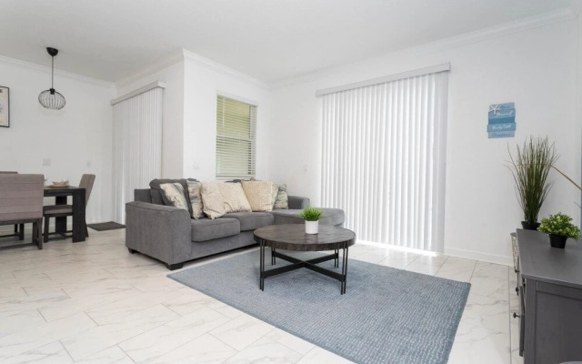 Adorable new Townhouse Near Disney