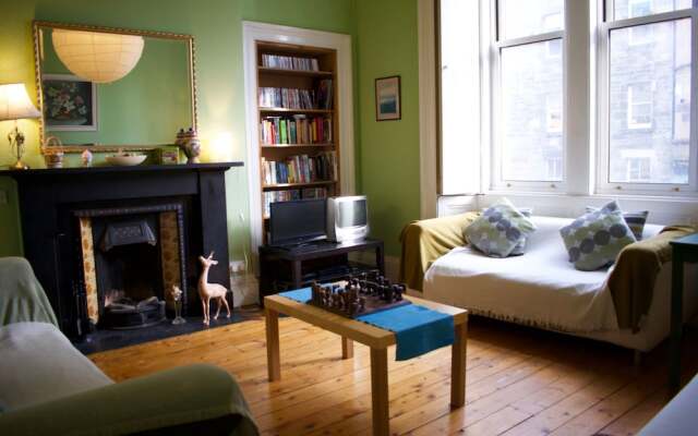 Traditional 3 Bedroom Apartment in Bruntsfield