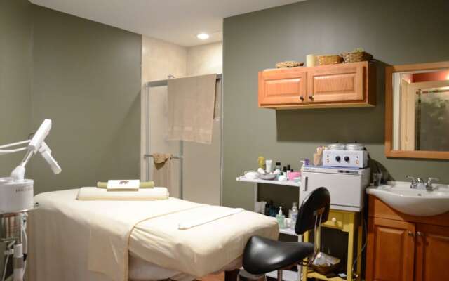 Bear Mountain Inn and Overlook Lodge