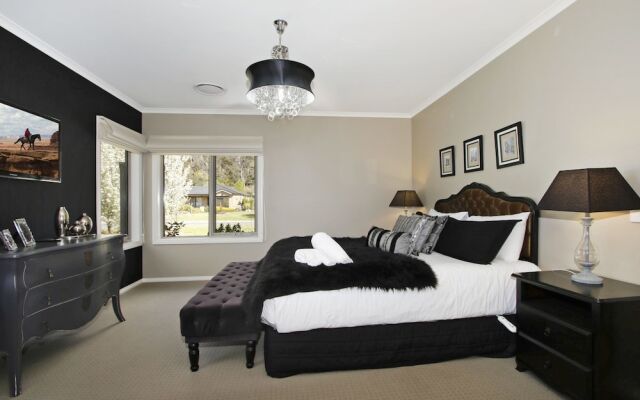 Collins Retreat - 4 Bedroom home with Pool