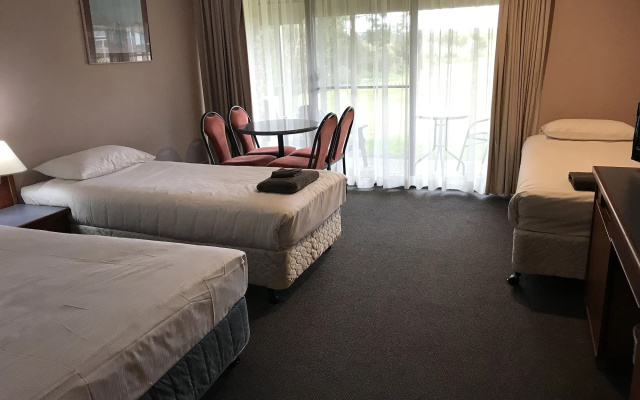 Tea Gardens Motel – Guest Rooms – Tea Gardens