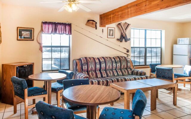 Econo Lodge Eagle Nest