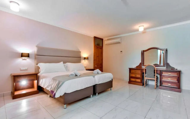 Villa Gardenia - 5 Bedroom Holiday Villa With Pool