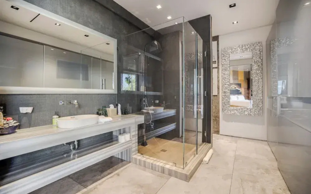 Villa Kaleida - Sleek Modern Sunset Villa With Eclectic Style & Infinity Pool