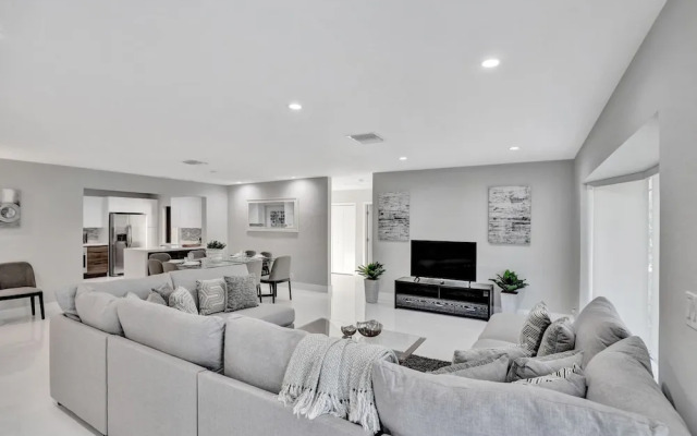 Renovated 5½ Bedroom Home/Heated Pool