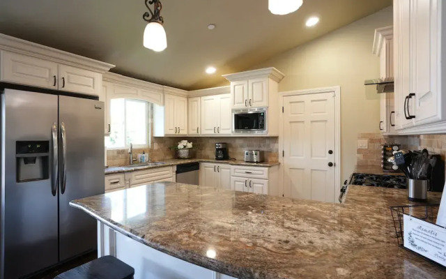 Sweet 4 bedroom, 3 bath plus Loft Bedroom, Pool Home