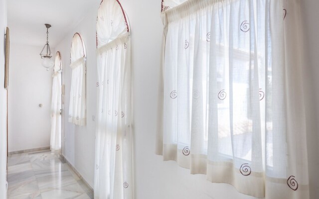Villa Soleada Calahonda by Rafleys