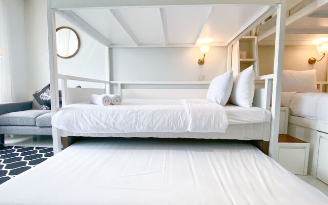 Modern Classic Studio At West Vista Apartment