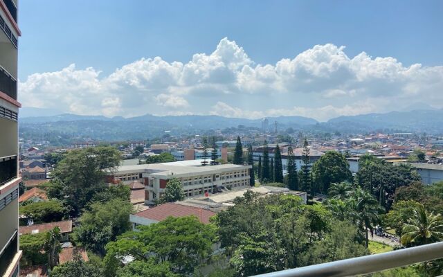 Bright Studio Room at Beverly Dago Apartment