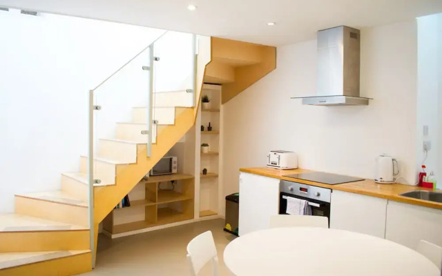 Bright And Modern 2 Bedroom Flat