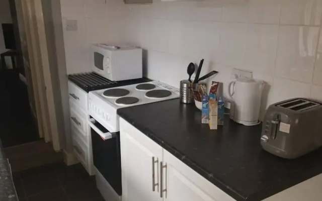Gateshead's Amethyst 3 Bedroom Apt, Sleeps 6 Guest
