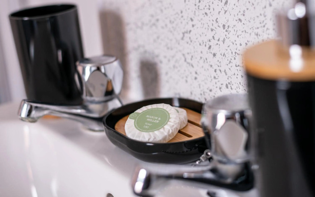 Serene Glam Lodge By Jesouth