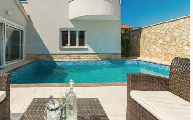 Spacious Villa in Maslenica with Swimming Pool