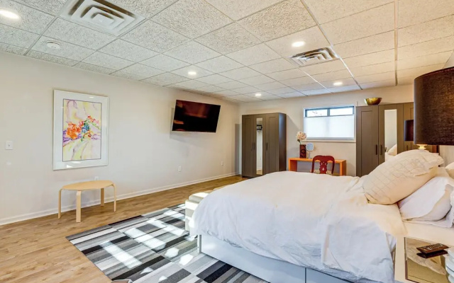 Between Restaurant & Brewery! Chic Perrysburg Apt