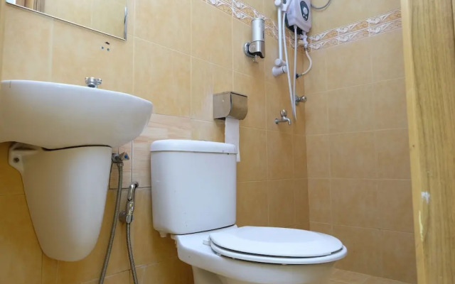 OYO 89352 Golden Terminal Lodge