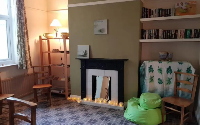 House - Sleeps 4 - Pets Ok - Parking - Garden