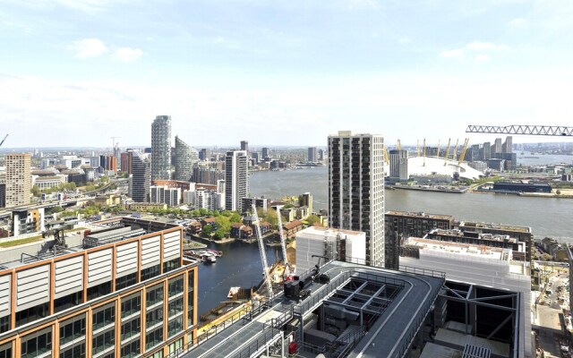 Luxury Waterfront Studio in Canary Wharf by Underthedoormat