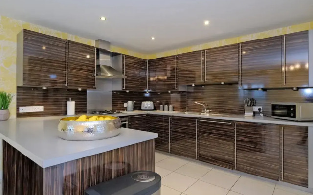 Bright Family Townhouse With Stunning Views Over Royal Deeside