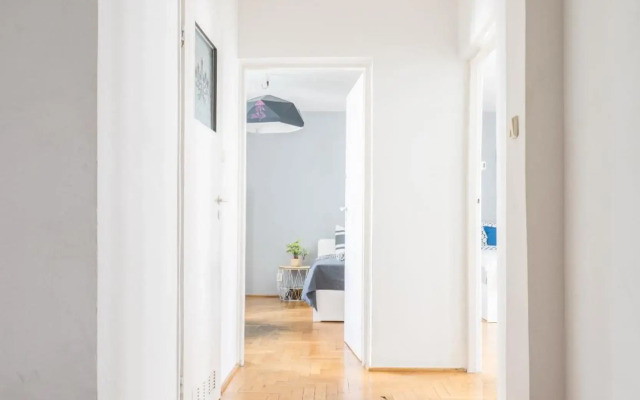 oompH Warsaw Central 3-bedroom Flat