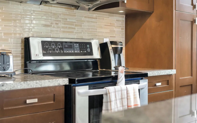 Harmony Haven 2BR Lakefront Suite