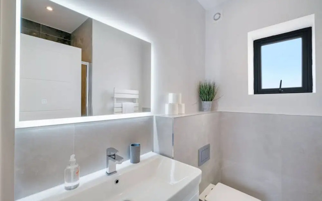 Modern Executive 5 Bedroom Home in Purley