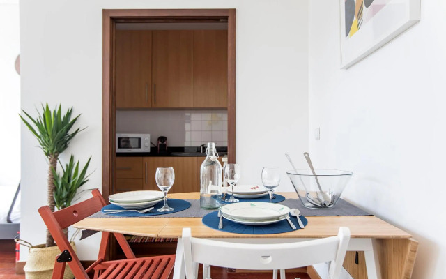 Bonjardim Studio w/ Balcony by LovelyStay