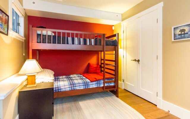Spacious Town Home With Private Hot Tub