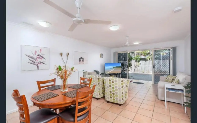 Modern 2 bedroom townhouse - Four Mile Beach Escapes