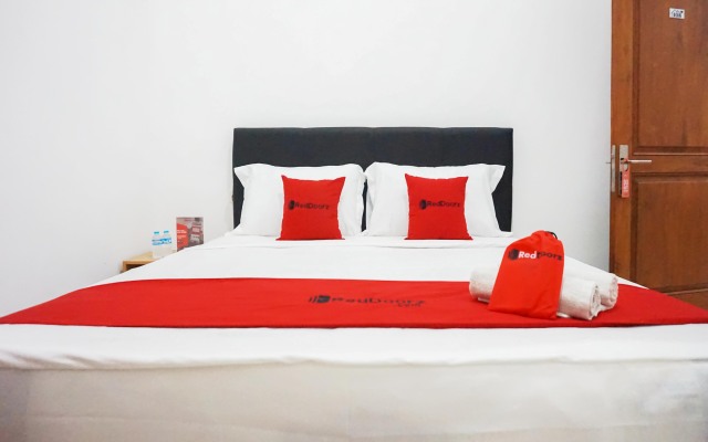 RedDoorz @ Jalan Danau Limboto