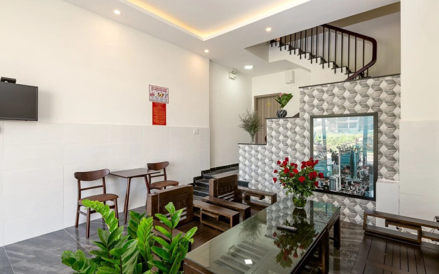 Van Apartment and Hotel