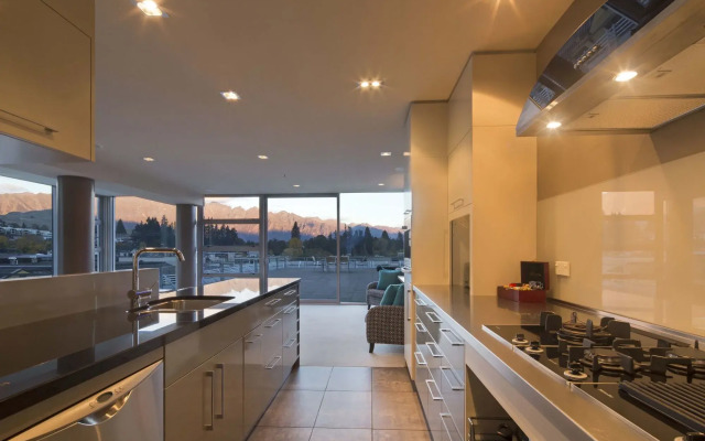 53 Shotover Apartment by Staysouth