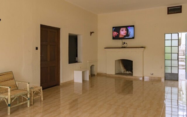 Tooro Fairway Hotel