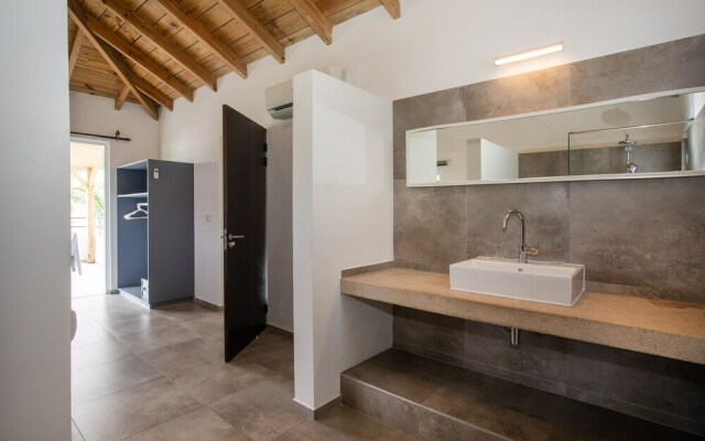 Casa Maria Curacao. Luxury 6 Bedroom Villa Next to Supermarket & Jan Thiel Beach