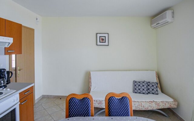 Restful Apartment in Mastrinka near Beach & Town Center