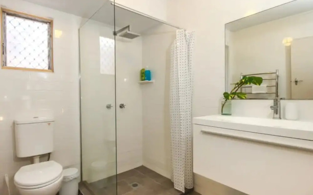 Modern 2 Bedroom Ground Floor Beach Pad In Coolangatta