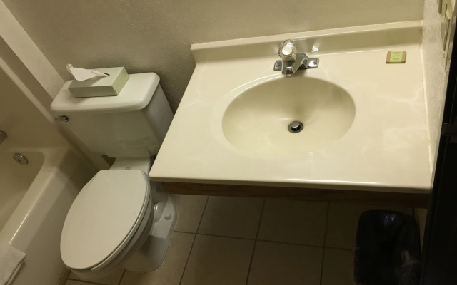 Quality Inn & Suites Howe - Sturgis