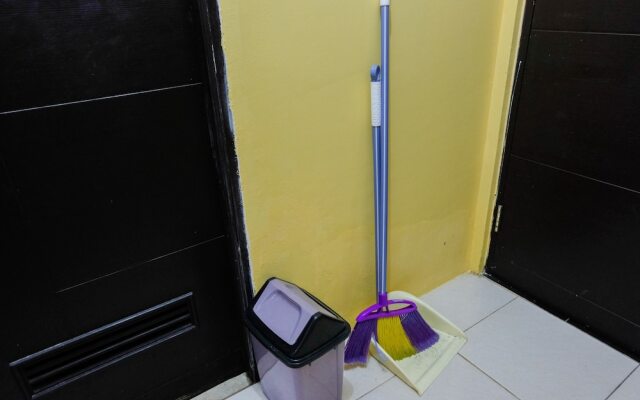 Minimalist Studio Room Great Western Apartment