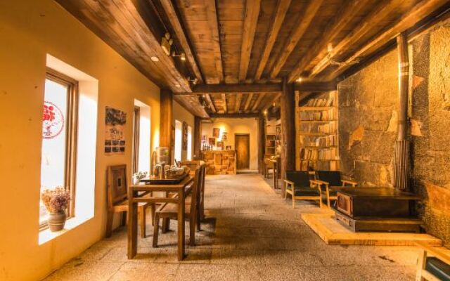 Black and White Tibetan Culture Boutique Inn